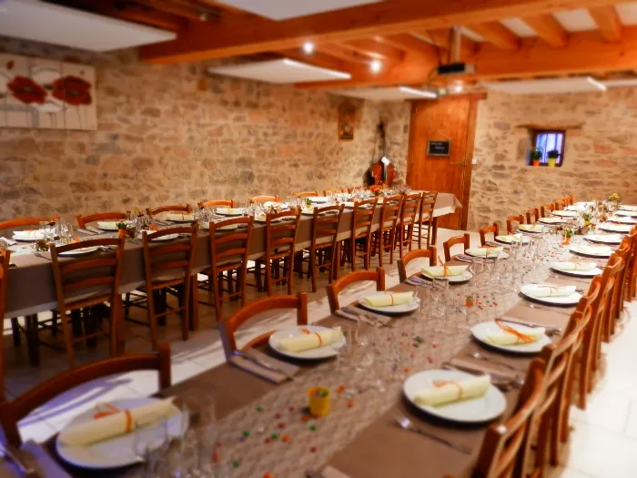 Tables parallèles dans la crèche