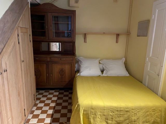Chambre rez-de-chaussée de la grande maison