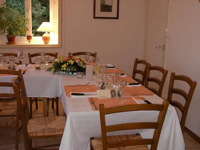 Tables en angle dans le petit salon de la grande maison