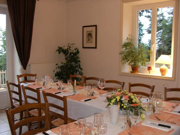 Tables en angle dans le petit salon de la grande maison