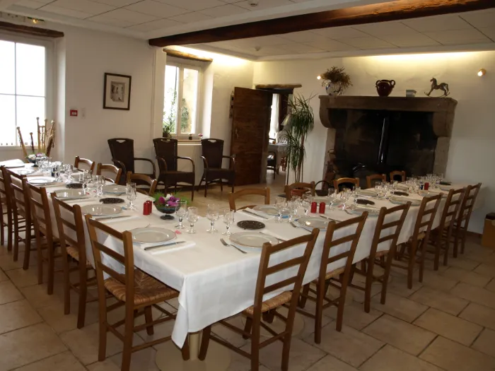 Tables en angles dans la grande maison