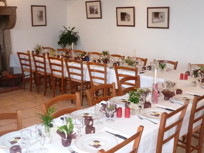 Tables en angles dans la grande maison