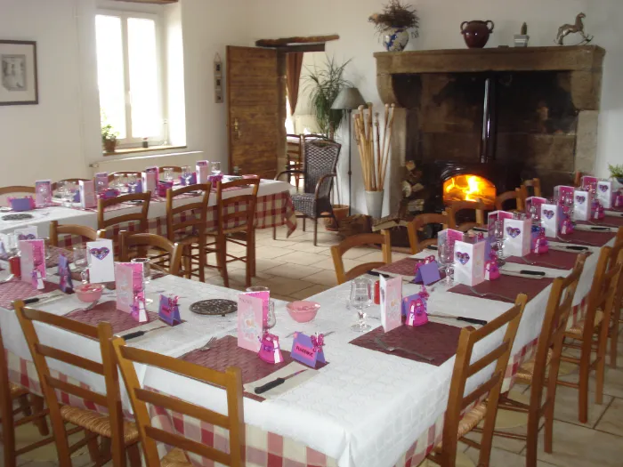 Tables en U dans la grande maison
