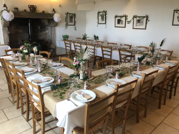 Tables en U dans la grande maison